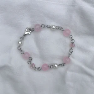 Handgjort pärlarmband rosa - Handgjort pärlarmband med glas och akryl pärlor. ”Kedjan” är i rostfritt stål för bättre hållbarhet. Kan göras både längre och kortare, skriv vid behov💗Kommer lägga ut liknande armband i andra färger så snart som möjligt, håll utkik!