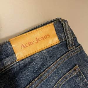 Lågmidjade snygga jeans från Acne Studios! Är lite osäkert på vilken storlek det är då det inte står.
