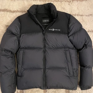 Sail racing jacka  - Säljer min Sail racing puffer jacket då den inte kommer till användning. Använd ett fåtal gånger och är därför i ett väldigt bra skick. Storlek M. Mitt pris 1499, nypris 3499. Pris kan diskuteras