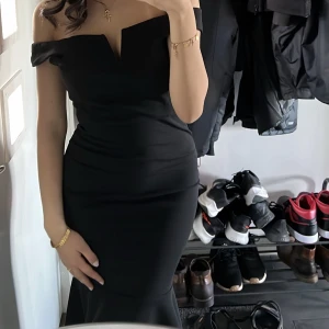 Svart klänning  - Säljer min fina klänning från Ax Paris. Klänningen är köpt på bubbleroom. I storlek 34/XS. Nyskick. Pris går självklart att diskuteras. 