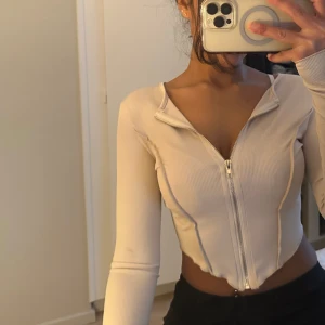 Beige tröja  - Beige tröja med snygga detaljer Storlek XS