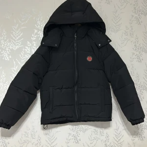 Trapstar jacka helt ny för bara 2500kr - Hej! Jag har en helt ny och oanvänd jacka till salu, och jag tror att du kommer att älska den! Den är svart med röda detaljer och passar perfekt för storlekar S och M. Om du är intresserad, tveka inte att höra av dig så kan vi diskutera pris och detaljer. Missa inte chansen att få denna stiliga jacka nu!"