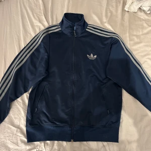 Mörkblå Adidas Tröja  - Jätteskön tröja med lite polo krage, perfekt när det är kyligt ute 🌨️ 