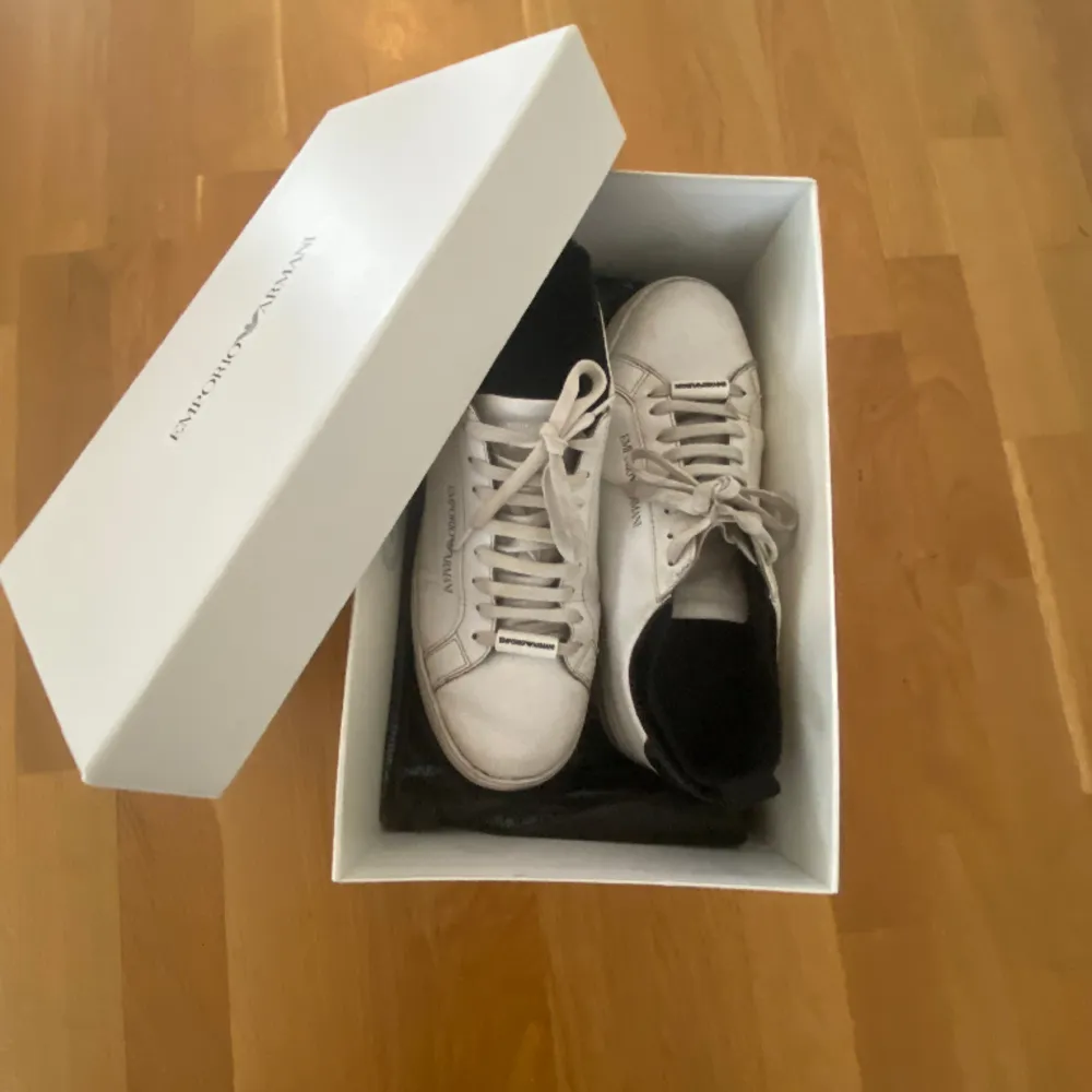 Vita Emporio Armani skor i storlek 43/44. Dem är fortfarande i bra skick. Säljer dem eftersom dem inte är till användning längre. . Skor.