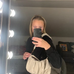 Handväska - Säljer denna beigea handväska då jag tror att någon annan kan få bättre användning för den🩷