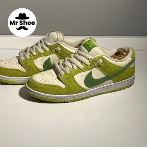 Nike Dunk Low - Tjena! Vi på Mr Shoe säljer ett par extremt sällsynta Nike Dunk Low i sprillans nytt skick för otroliga 1399Kr| Nypris ligger på 2600kr