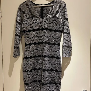 Festklänning i spets och mesh - En kort slimmad klänning som passar perfa till nyårsfesten🍾Den är i superbra skick, storlek L men passar M, skriv vid funderingar!!😚
