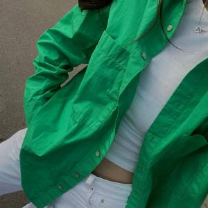 Säljer en grön skjorta från Zara!🦋 Använd en gång!🦋Nypris: 299kr🦋 Obs! Frakt ingår inte i priset!🦋