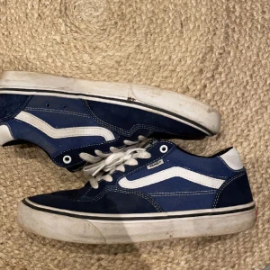 Vans skor - Säljer mina smått använda vansskor till ett bra och billigt pris, skorna är något använda men har otroligt mycket kvar att ge Str 43/44