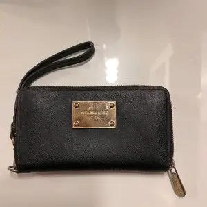 Säljer denna michel kors plånboken, den är köpt för några år sen på jackie men den är super fin och perfekt storlek.