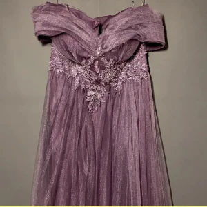 Festklänning  - Säljer denna jättefina klänningen som jag endast använt en gång. Tyvärr är den lite stor och passar mig inte. Passar perfekt för brudtärna men även för balen! Klänningen är i helt perfekt skick.