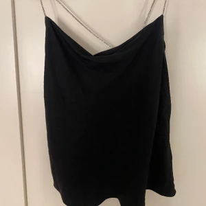 Topp - En super fin topp med strass band som passar super bra till nyår. Säljer pga den tyvärr har blivit för liten💗Kan mötas upp i trollhättan.  