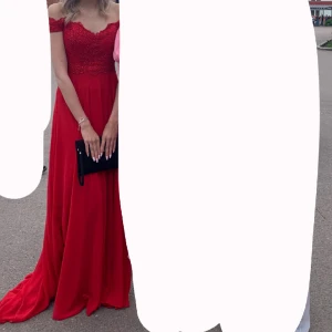 Balkläning  - En röd jätte fin klänning med släp och slits. Den är offshulder och har glitter på toppen! Nypris 4500kr Pris går att diskutera💕💕