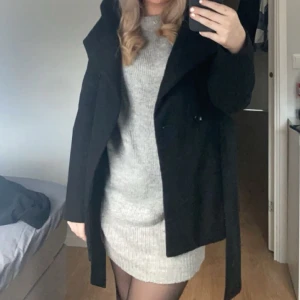 Stickad klänning - Säljer denna super snygga stickade klänningen då den aldrig kommer till användning, den är använd max 2 gånger