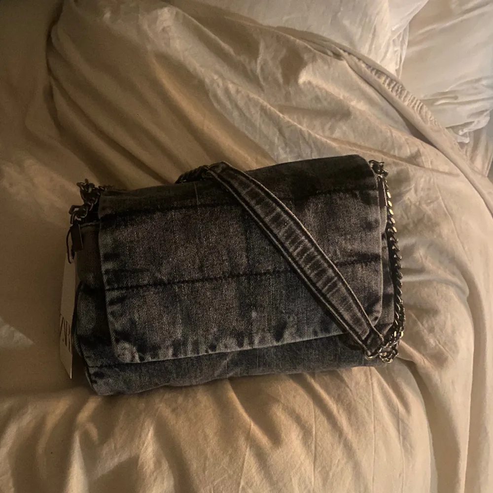 Super fin jeans väska! ALDRIG använd därav lappen kvar och fylld med ”pap”. Väskor.