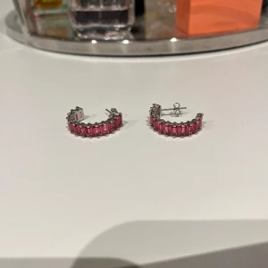 ioaku örhängen  - säljer dessa helt oanvända örhängena från ioaku 💕(pris kan diskuteras vid snabb affär)