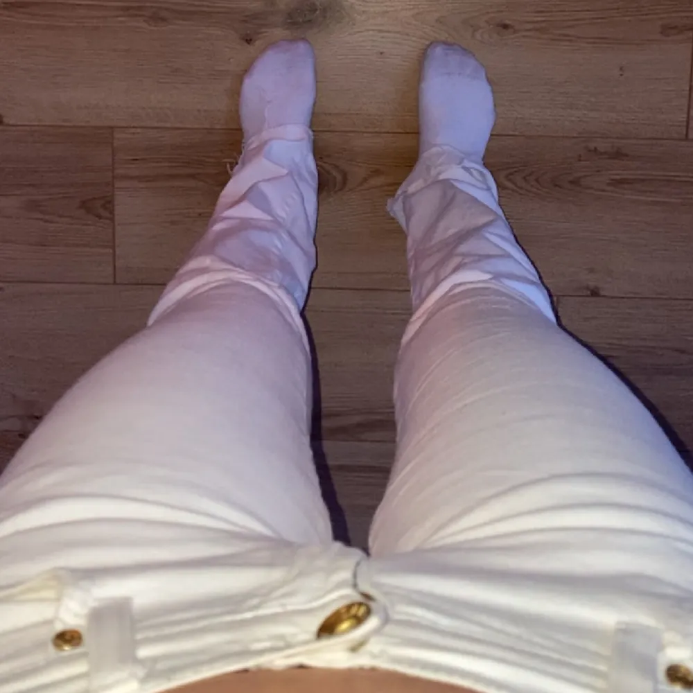 Skit snygg vita jeans från Zara, säljer pga att den har blivit för små. jag är 165cm. Skriv för fler bilder eller frågor💕. Jeans & Byxor.