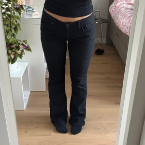 Svarta jeans - Svarta bootcut jeans Jättebra skick Midjemått: 43cm Innerbenslängd: 78cm 