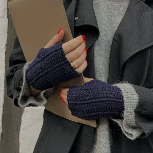 Torgvantar Marinblåa - Vantarna är egentillverkade av 100% återvunnet bomullsgarn. 💙 De finns i två storlekar, S och M.   Finns möjlighet att mötas upp i Helsingborg, annars tillkommer fraktkonstnad. 