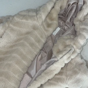 Beige fluff jacka - Jätte fin och mysig men har aldrig kommit till användning 