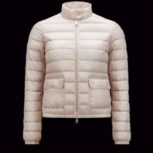 Moncler jacka  - Säljer denna moncler jacka! Självklart äkta, dustbag tillkommer, kan skicka bevis på att den är Äkta om det skulle önskas, då är det bara att höra av er! Jag betalar frakten vid en snabb affär🩷 kan även byta mot en moncler cardigan