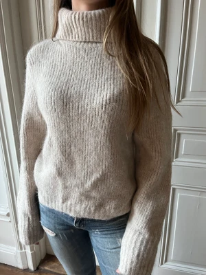 Stickad polo tröja  - Så fin och mysig stickad tröja med krage från & Other stories! Knappt använd❤️❤️