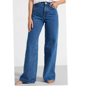 Lindex jeans - Supersnygga jeans från Lindex k modellen Jackie. Fint skick och andvända fåtal gånger. St.34. Nypris är 599. Har en liten defekt i dragkedjan men den fungerar fortfarande bra. Därav priset. 
