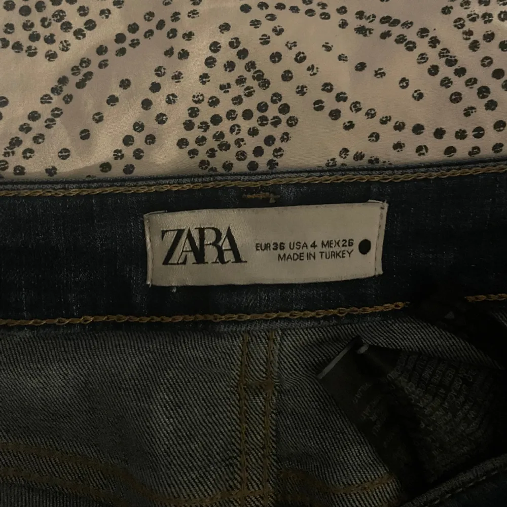 Low waist jeans ifrån zara som inte kommer till användning i färgen mörkblå.. Jeans & Byxor.