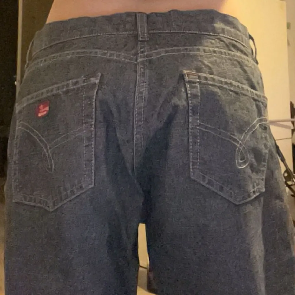 Coola jeans som jag köpt här på plick men när jag fick hem dom var dom för stora för mig och insåg att de inte riktigt är min stil heller :( så därför säljer dag dom! . Jeans & Byxor.