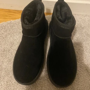 Uggs - TRYCK INTE PÅ KÖP DIREKT SKRIV INNAN!!!!Säljer sprillans nya ”fakeuggs” som jag aldrig har andvänt pga att de är för små i storleken så om du har 39 så tror jag att de skulle passa perfekt. Det står 41 på skorna men som jag sa de är små i storleken. 