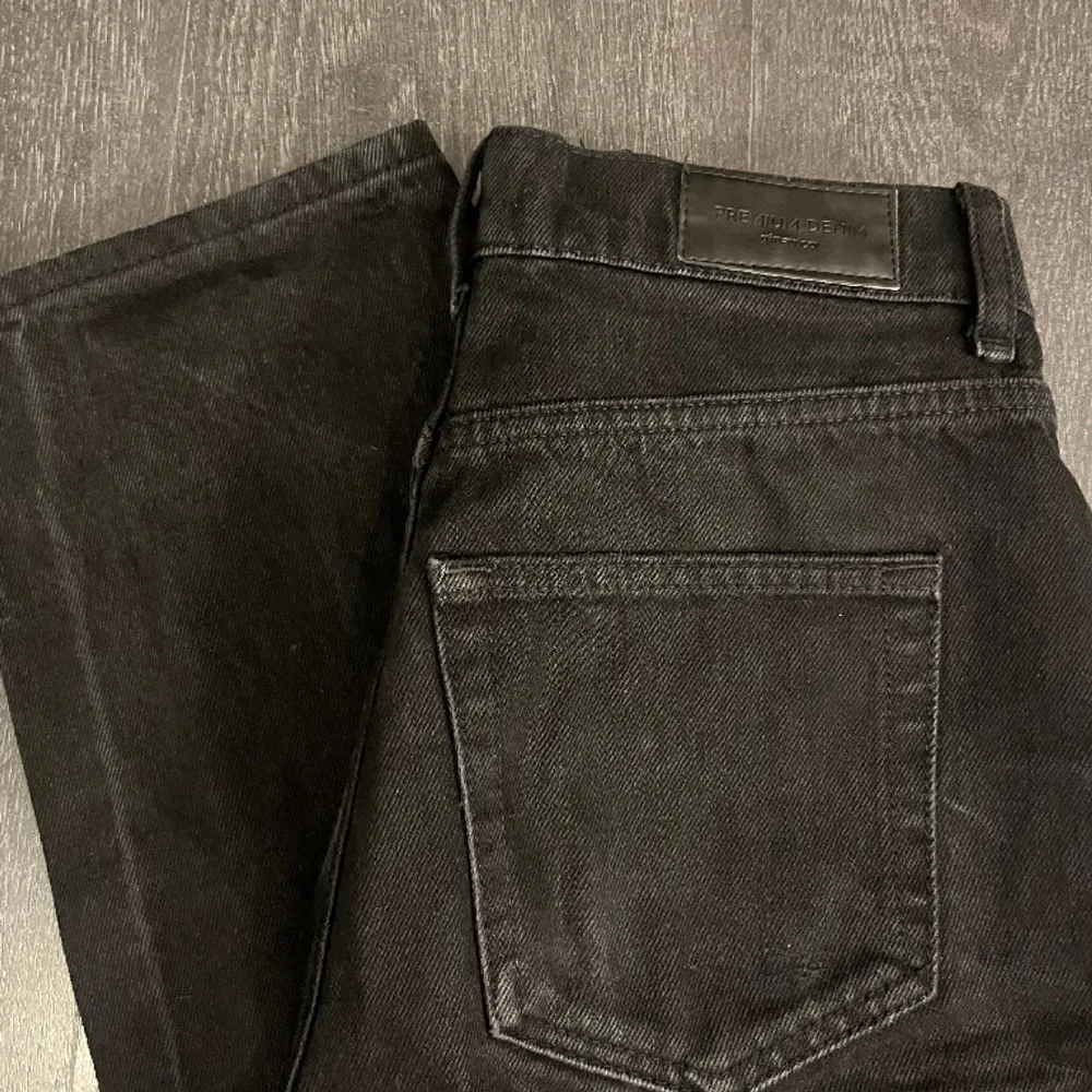 Säljer mina svarta jeans från Ginatricot. Premium Denim. Mid waist. Raka i benen. Storlek 32. Säljer pga för små. 🖤 Skriv innan ”köp nu”, även vid fler bilder. . Jeans & Byxor.