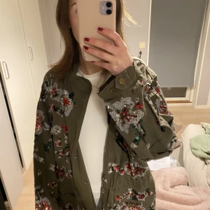 Grön jacka  - Cool gran jacka som är i bra skick från Zara! Storlek M men passar även för S 💕