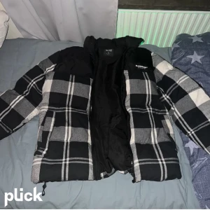 Vinter jacka  - Vinterjacka, storlek L och använd två gånger under 1 ett år.