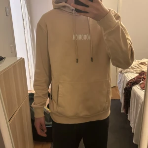 Hoodrich Hoodie M - Storlek M, sprillans ny! Köper man den separat kostar det 400kr men tar man byxan blir det 700kr. Skulle du bara köpa byxan blir det 400kr detsamma.