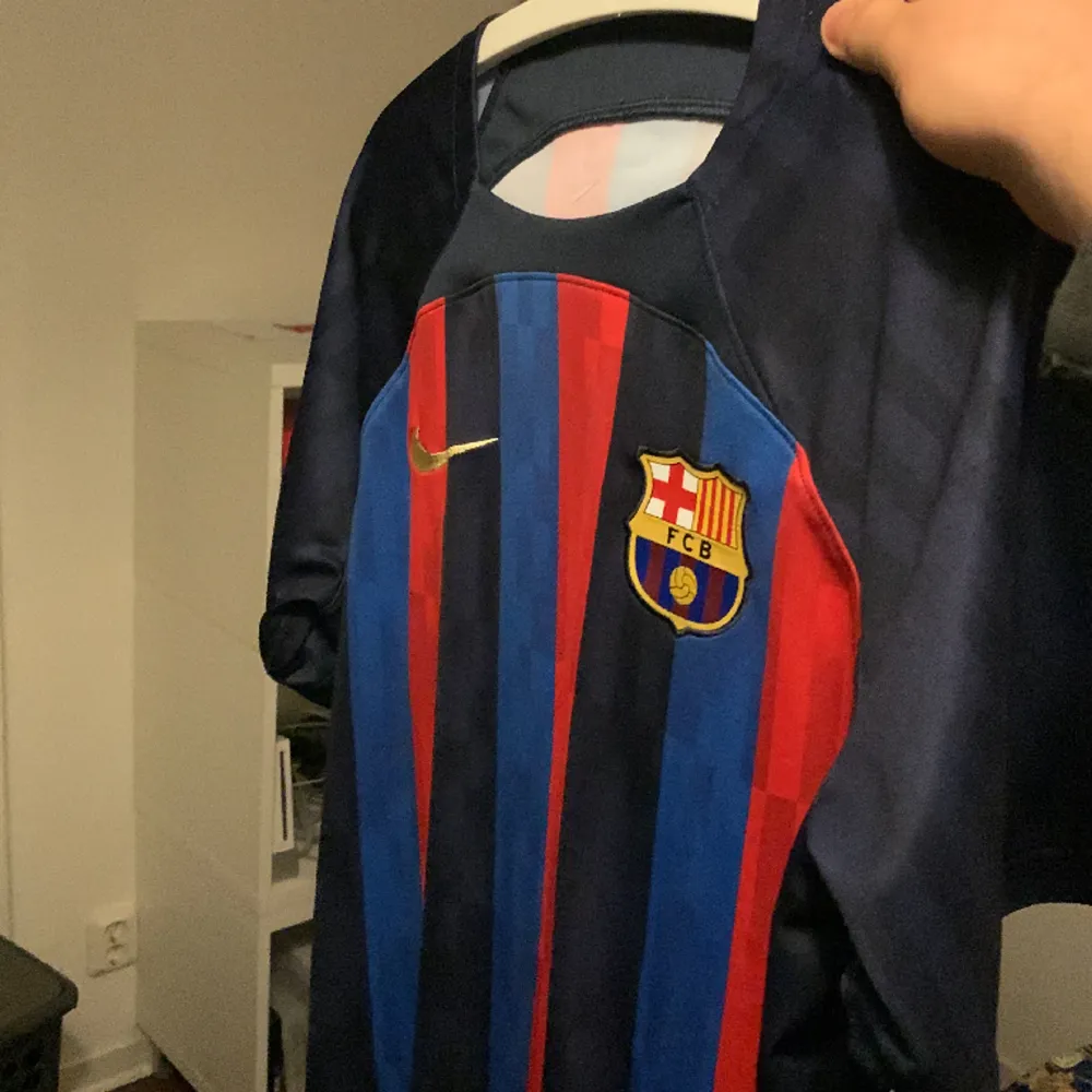 Barcelona tröja utan Spotify sponsorn, köpt i Spanien. Den är äkta då det såldes en andel tröjor utan sponsor Skicka 9/10, knappt använd Pris går att diskuteras . T-shirts.