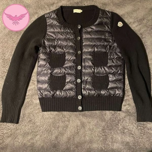 Moncler cardigan - En super fin moncler cardigan med knappar! Den är i super fint skick då den inte har kommits till användning. Jackan är självfallet äkta och äkthetsbevis finns! Det är storlek M men den sitter lite mindre i storlekarna