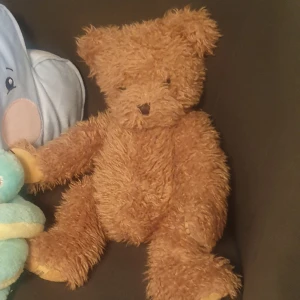 Nallebjörn  - Flera år gammal nalle. Min systers gamla. Tung. Rosett borta. Mjuk. Möts i bgb eller malmö. 