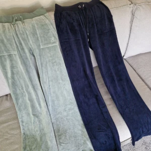 Juicy - Dom är använda men inga skador jättefina storlek xs, säljer dom gröna för 750kr och dom mörkblå för 600kr.