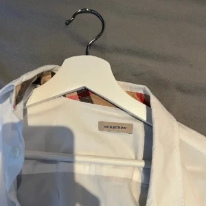 Burberry skjorta - Säljer min sjuk fräscha skjorta. Storlek S. Den är använd men fortfarande i bra skick! Hör av er för fler frågor!🙌🏼
