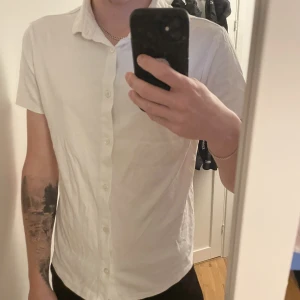 Armani skjorta. - Jätte skön skjorta/tröja. Köpt för 499. Size S. Den är väldigt tunn och luftig otroligt skön på sommaren men även som en overshirt över en T-shirt.