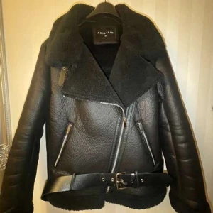 Äkta läder jacka - Säljer nu min äkta läderjacka från Frilivin i strl M. Jackan är i väldigt bra skick endast använd en vinter. Varm och skön jacka men också väldigt fin. (Ordinare pris 1500:-)