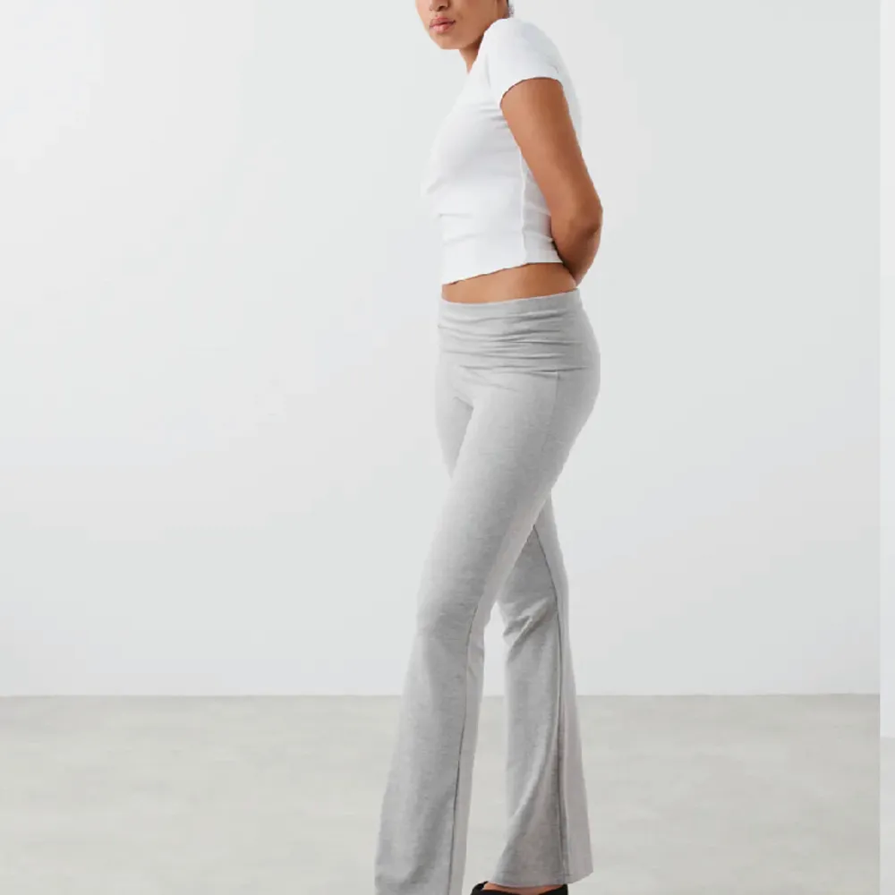 Köpt på Gina Tricot för 359kr i storlek S men passar lika bra på XS.. Jeans & Byxor.