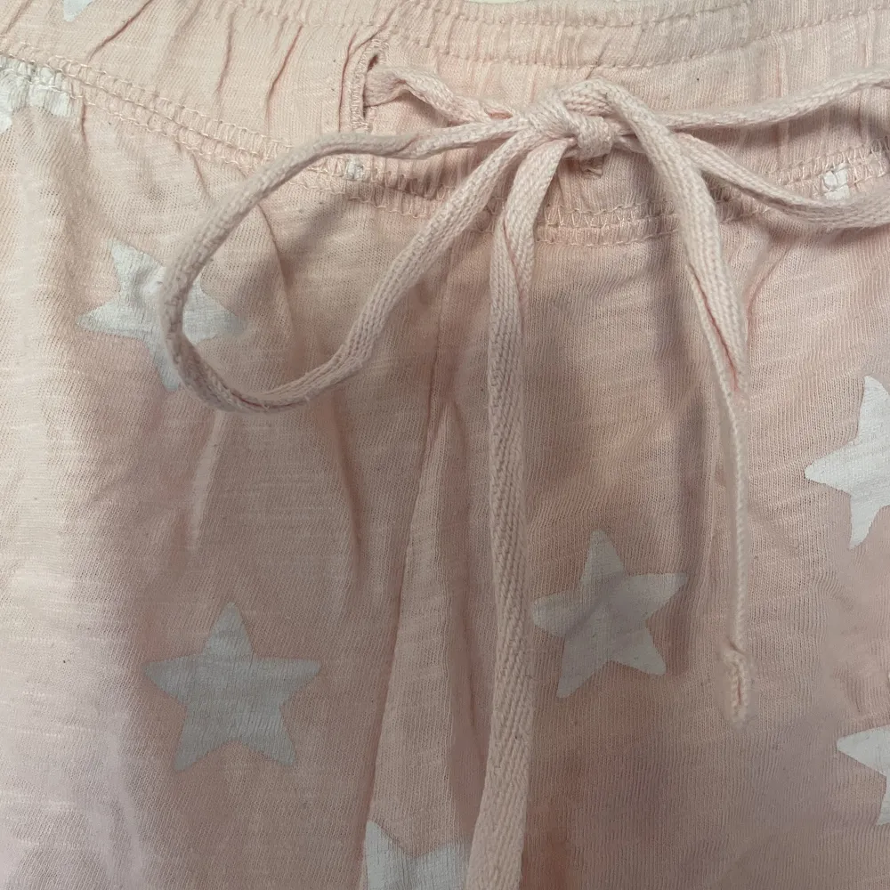 Rosa pyjamasshorts med vita stjärnor💕 Knappt använda i storlek S. Shorts.