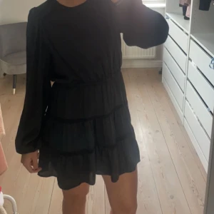Svart klänning - En svart klänning från Zara som inte heller kommer till användning, den har inga defekter heller så den är i väldigt bra pris💕💕 Hör av dig vid fler frågor😘