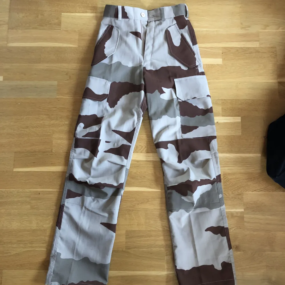 Camofärgade cargobyxor. Jeans & Byxor.