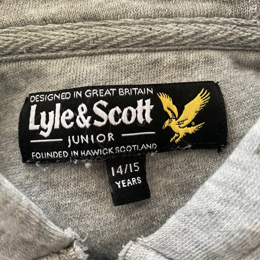 Grå Lyle&Scott sip up hoodie. Köpte för 1 år sen den är i bra skick. . Hoodies.