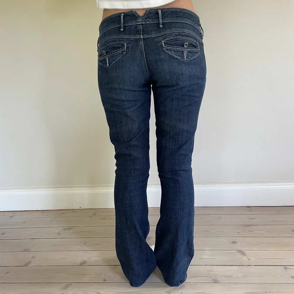 Säljer dessa fina lågmidjade jeans! Storlek M. Det är bootcut med coola fickor! Vet tyvärr inte märket.. Jeans & Byxor.