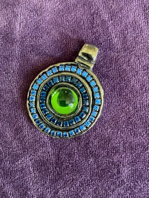 Hänge  - Vackert hänge med grön glaskula och blåa rhinestones  Okänt material 