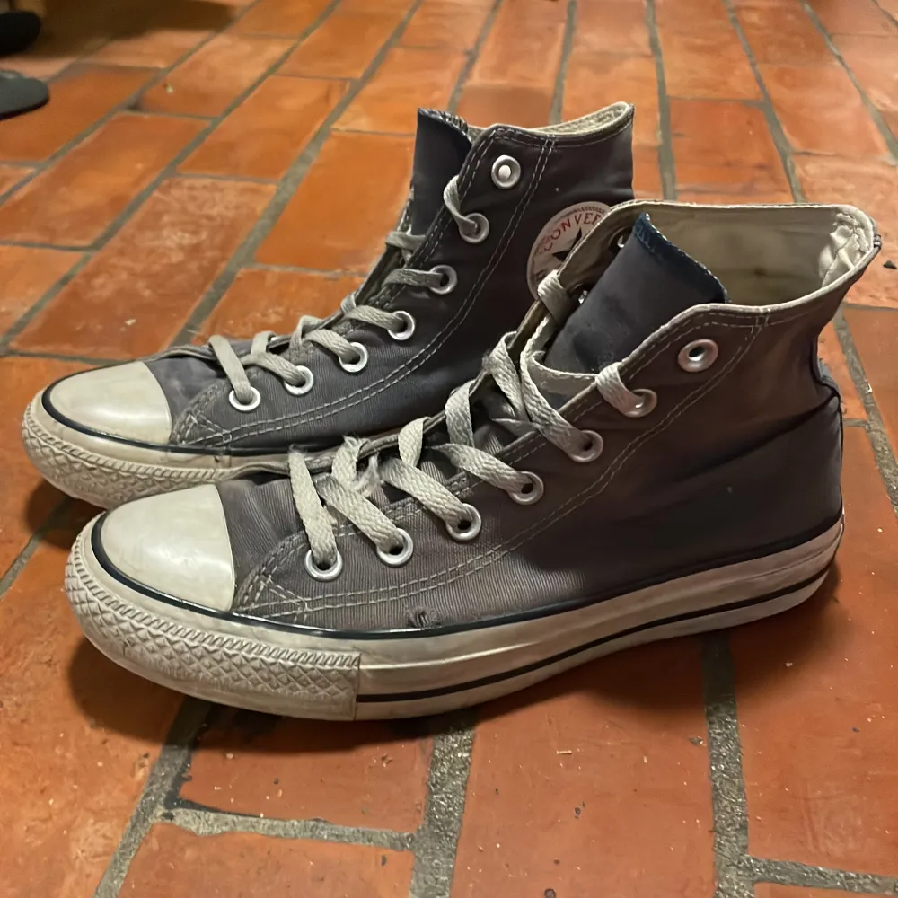 Blå converse, lite smutsiga och litet hål finns. Storlek 37,5. Säljes då de inte kommer till nån användning. Skor.