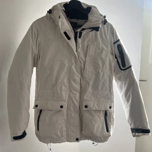 Mckinley vinterjacka - Lite sliten på vänster ficka